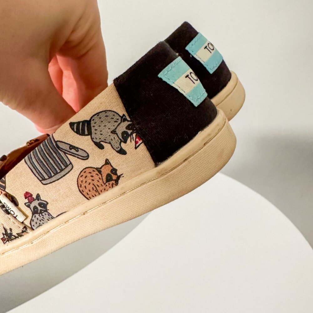 Toms Limited Edition Alpargata Raccoon Print Shoes- Size Youth 12 - NWOT - Picture 7 of 10
